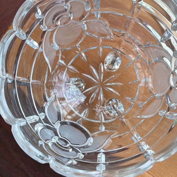 Vintage etched flower crystal bowl - Picture 4 of 6